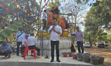 “ตั้ม ชินพันธ์” ร่วมแรงชาวบ้านหล่อพระประธาน ก่อนแนะนำตัวขอแรงศรัทธา เขต 11 โคราช