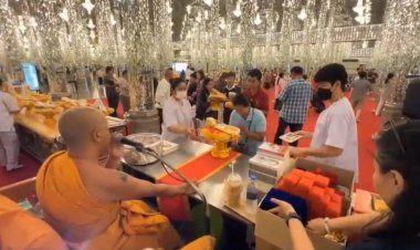 นทท.หลั่งไหลเข้าวัด กราบไหว้สักการะหลวงพ่อฤๅษีลิงดำ
