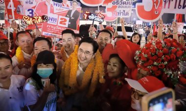 แฟนคลับเพื่อไทยกว่าหมื่นคนแห่รับ “ยศชนัน”ปราศรัยช่วย 8 ผู้สมัคร สส.ปทุมฯ อ้อนแลนด์สไลด์ยกจังหวัด