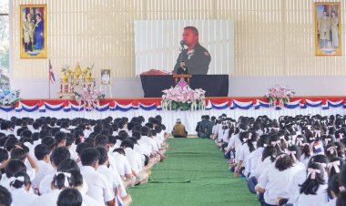 ครู-นักเรียน จาก 2 แห่งสังกัดสพม.ปจนย.กว่า 2 พันคนฟัง"บิ๊กกุ้ง"บรรยายพิเศษปลูกจิตสำนึกรักชาติ