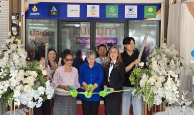 “กราบเท้าแม่เปิดกิจการ” ลูกสาวมอบความสำเร็จให้ผู้ให้กำเนิด น้ำตาแห่งความปลื้มปริ่มในวันเปิดสำนักงาน