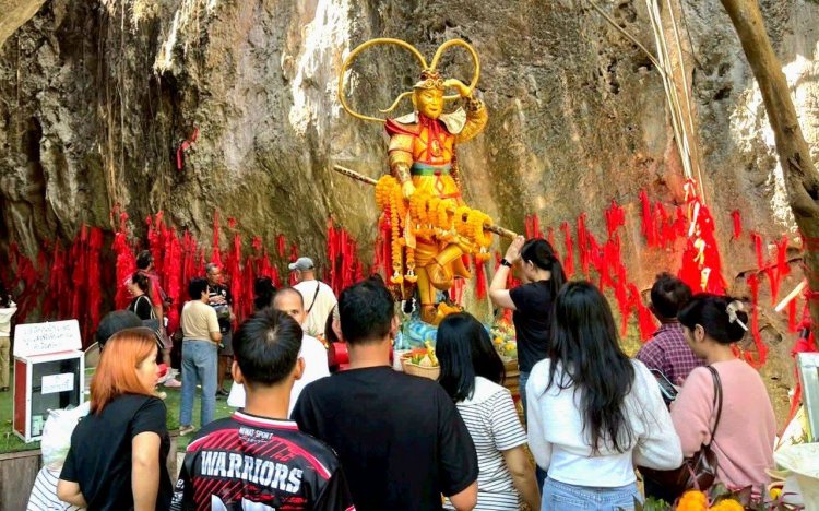 ตลาดฮัวกั่วซานแน่น!!สายบุญสายมูแห่ไหว้อากงเห้งเจีย ขอพรขอโชคลาภ