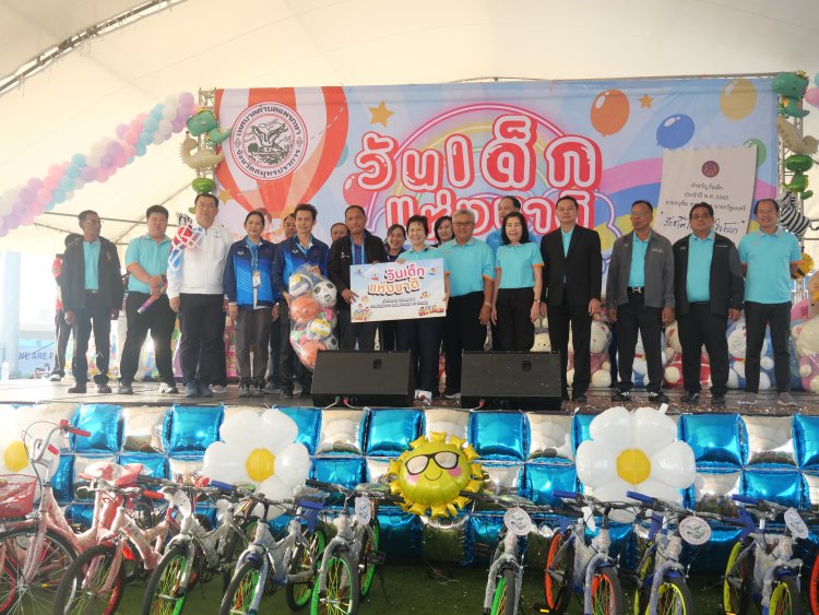 ท.ต.แพรกษาจัดงานวันเด็กลุ้นจับรางวัลทีวีตู้เย็นเด็กๆชอบใจ