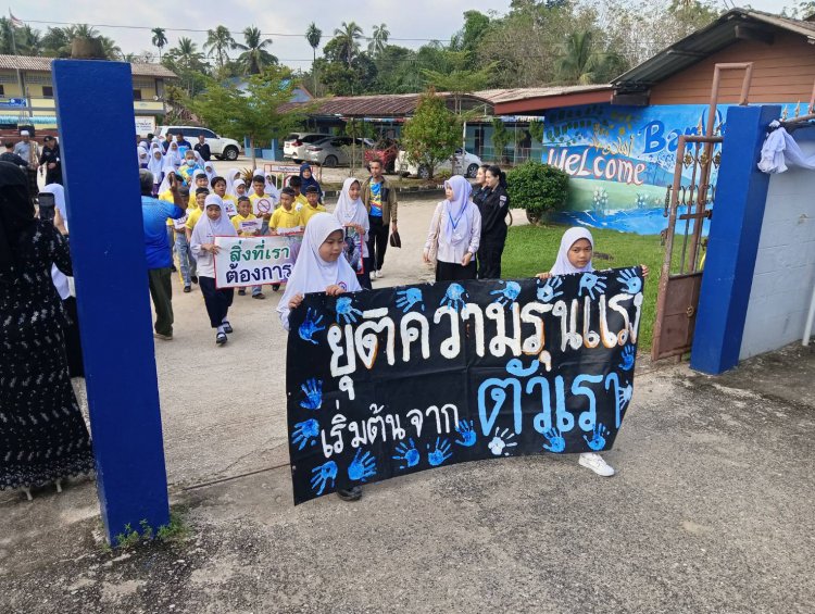 “หยุดสักที” นักเรียนจับมือผู้นำเดินขบวนต่อต้าน ยุติความรุนแรง ขอความสงบในพื้นที่แผ่นดินไทย