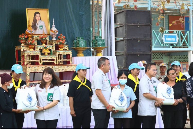 ศรีสะเกษห่วงใยถึงชุมชน ผู้ว่าฯ เปิดหน่วยแพทย์เคลื่อนที่ พอ.สว. ควบคู่จังหวัดเคลื่อนที่