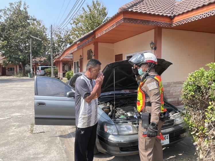 ทุกข์ที่ไหน พี่ไปที่นั่น! ตร.ชัยภูมิ รุดจั๊มแบตฯ ช่วยนักท่องเที่ยว รถไฟหมดขยับไม่ได้ สุดท้ายยิ้มออก