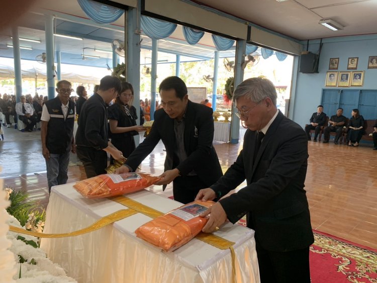 ชาวบ้านแห่ร่วมอาลัยส่งดวงวิญญาณมารดา “ทนายอ้วน”สู่สรวงสวรรค์อย่างล้นหลาม