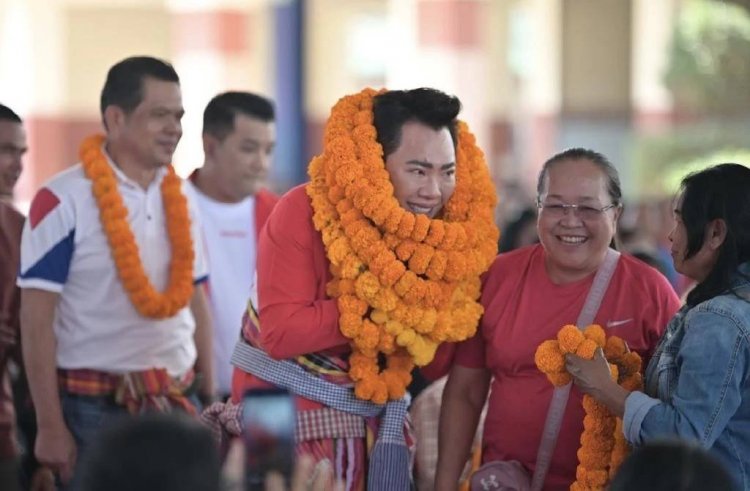 แฟนคลับฟีเวอร์!"มดดำ คชาภา" มาลัยล้นคอลงพื้นที่ช่วยเพื่อไทยหาเสียง "บึงกาฬ-หนองคาย"