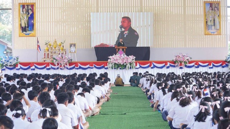 ครู-นักเรียน จาก 2 แห่งสังกัดสพม.ปจนย.กว่า 2 พันคนฟัง"บิ๊กกุ้ง"บรรยายพิเศษปลูกจิตสำนึกรักชาติ