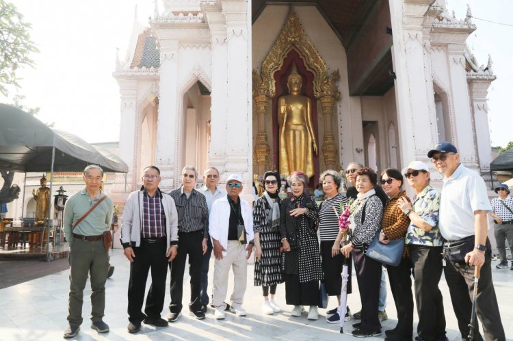 คณะแพทย์ศิริราช รุ่น 74  สักการะพระร่วงโรจนฤทธิ์  ชมโบสถ์ไม้สักทอง วัดอ่าวน้อย จ.ประจวบคีรีขันธ์