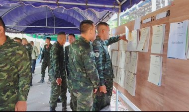 ทหาร-ประชาชนชายแดนศรีสะเกษแห่ใช้สิทธิ์เลือกตั้งล่วงหน้า