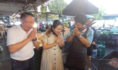 “  ธนัสถ์” พร้อม "นายกจอย". นายก อบจ.ตาก เดินตลาดเมืองตาก ขอบคุณทุกคะแนนเสียง ชูเดินหน้าทำงานเพื่อคนตาก