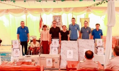 พระมหากรุณาธิคุณถึงชาวขุนหาญ มอบสิ่งของพระราชทาน เยียวยาผู้ประสบภัยไฟไหม้