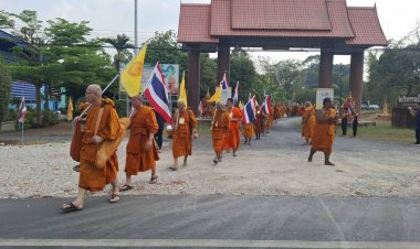 พระภิกษุสงฆ์-พุทธศาสนิกชนเดินธุดงค์สู่โบราณสถานวัดสระมรกตร่วมพิธีฟังเทศนาธรรมโอวาทปาติโมกข์