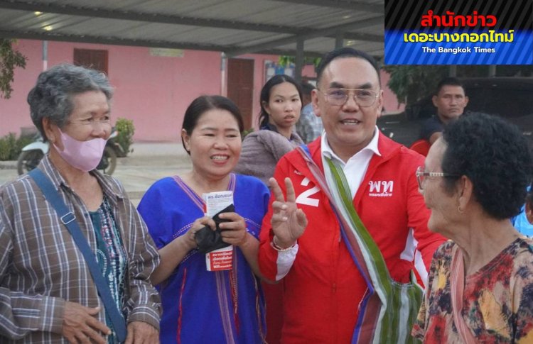 “ ดร.อาร์ท ชัยณรงค์” พรรคเพื่อไทย เบอร์  2 เดินตลาดสด อ้อนขอคะแนนพ่อค้า-แม่ค้า และชาวบ้านที่มาจับจ่ายซื้อสินค้า