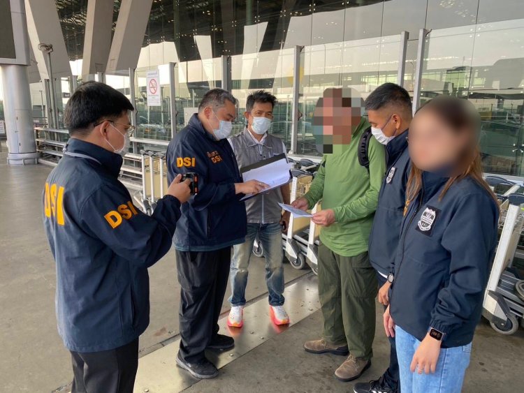 DSI สนธิกำลัง ตม.รวบอดีตผู้บริหารบจ.ดังทุจริตจัดซื้อ- ปลอมเอกสาร เสียหายกว่า 300 ล้านบาท