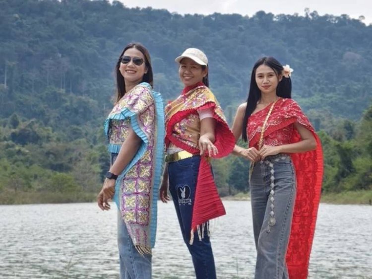 กระแสฟีเวอร์!“ห่มสไบใส่ยีนส์”ยึดเขื่อนลำแชะโพสต์ท่าถ่ายภาพอวดโฉมชาวโลก