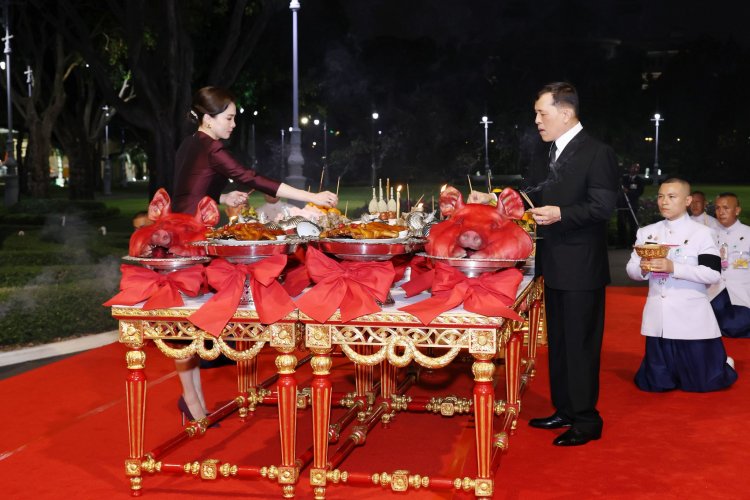 “ในหลวง-พระราชินี”ทรงประกอบพระราชพิธีสังเวยพระป้ายเนื่องในเทศกาลตรุษจีน