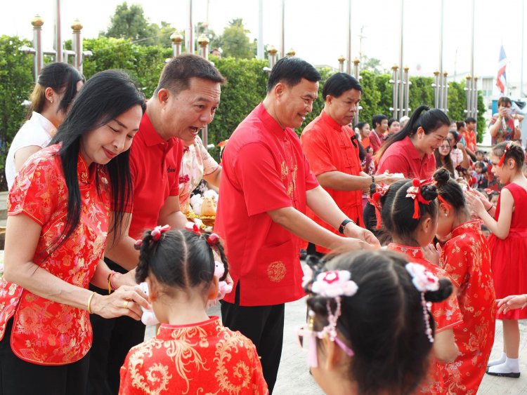 "ยงยุทธ สุวรรณบุตร" แจกอั่งเปานักเรียนเทศกาลตรุษจีน
