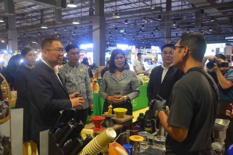 ผลักดันเกษตรกรรุ่นใหม่ "Young Smart Farmer"ต้นแบบ แปรรูปผลิตภัณฑ์สร้างรายได้ปีละล้านบาท