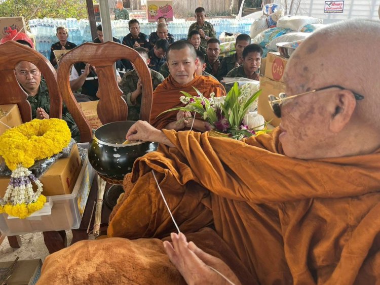 "หลวงปู่ประสาร สุมโน" ตั้งต้นบุญสร้างถนนขึ้นภูมะเขือ ชวนญาติโยมบริจาคปัจจัยสมทบทุน