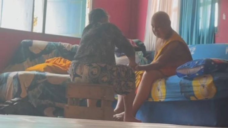 เจ้าอาวาส-สำนักพุทธฯเรียกสอบ 2 พระสูงวัย  ให้โยมผู้หญิงนวดไหล่-บ่าแขน