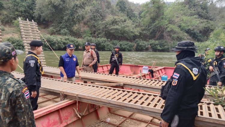 ทหารพรานสนธิกำลังร่วมออกลาดตระเวนริมแม่น้ำเมยตรวจยึด อายัด โป๊ะเรือเหล็ก  2 ลำ ส่งกรมเจ้าท่า พิสูจน์หลักฐาน