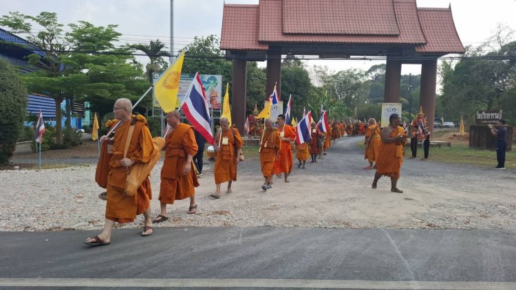 พระภิกษุสงฆ์-พุทธศาสนิกชนเดินธุดงค์สู่โบราณสถานวัดสระมรกตร่วมพิธีฟังเทศนาธรรมโอวาทปาติโมกข์