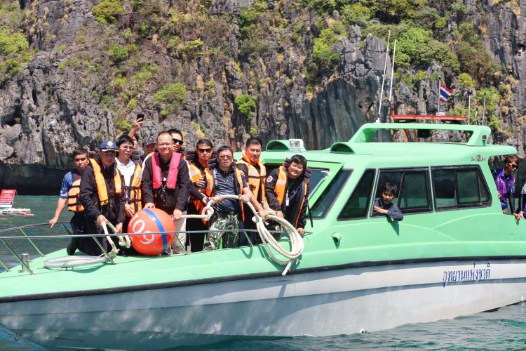 มูลนิธิอนุรักษ์ทรัพยากรธรรมชาติอันดามันวางทุ่นผูกเรืออนุรักษ์ปะการังอ่าวมาหยา