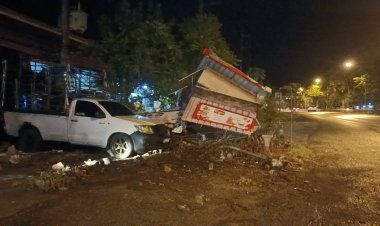 ฝนตกถนนลื่นกระบะเสียหลักพุ่งชนร้านค้าริมทางเสียหายยับโชคดีไร้เจ็บตาย
