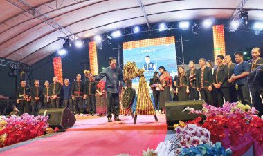พ่อเมืองดอกลำดวนหอม ตีฆ้องชิมข้าวโพด เปิดงานเทศกาลข้าวโพดหวานและของดีศรีรัตนะ