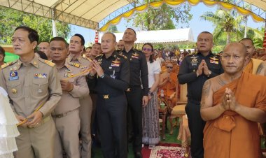 แม่ทัพภาคที่ 2 ควง ผู้ว่าฯศรีสะเกษ ร่วมพิธียกเสาเอก “เจดีย์เปิดดวง” วัดศรีสมบูรณ์รัตนาราม