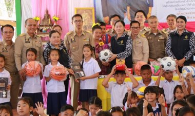 พ่อเมืองอำนาจฯนำทีมเหล่ากาชาด-แม่บ้านมหาดไทย มอบทุนการศึกษา–อุปกรณกีฬา เลี้ยงอาหารกลางวันนักเรียนโรงเรียนบ้านสงยางนาตากล้า