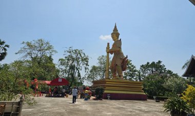 ก่อนวันหวยออก นทท.-คอหวย เฮโลไปเที่ยว-ขอพร-โชคลาภปู่ท้าวเวชสุวรรณวัดแจ้งเมืองเก่า