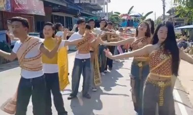 “นุ่งยีนส์ห่มสไบ” ฟ้อนม่วนสะเทือนเมือง แห่พระเวสสันดรเข้าเมืองชัยภูมิ สีสันร่วมสมัยสะดุดตา