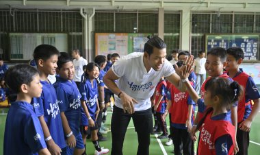 แนะเทคนิค ‘ตอง - กวินทร์ ’ ติวเข้มต่อเนื่องโครงการ 'ฟุตบอลปันสุขฯ ซีซัน 2 ' สัปดาห์ที่ 2