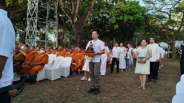 ศรัทธาล้น!พุทธศาสนิกชนแห่ร่วมงานเทศกาลมาฆปูรมีศรีปราจีน ครั้งที่ รับวันมาฆบูชา ณ โบราณสถานสระมรกต