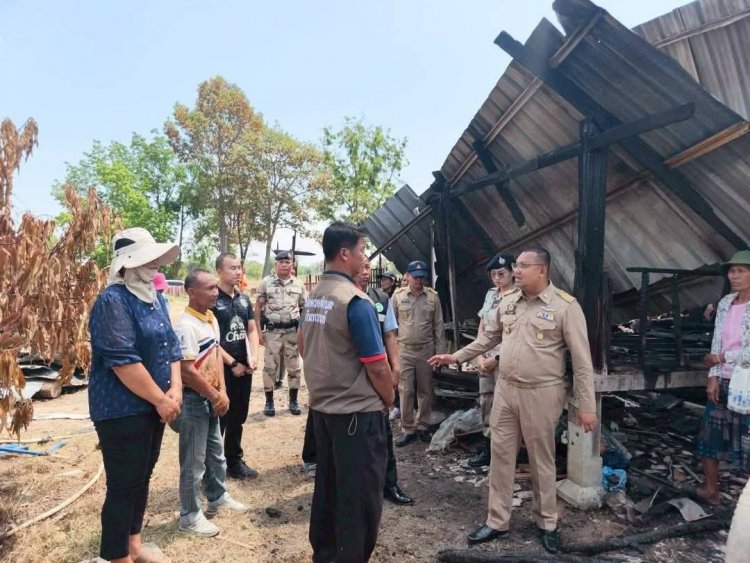 ไม่รีรอ!นายอำเภอขุขันธ์รุดช่วยเหลือเหยื่อไฟไหม้บ้านเรือนปชช.วอด สูญเสียสุกร 17 ตัว