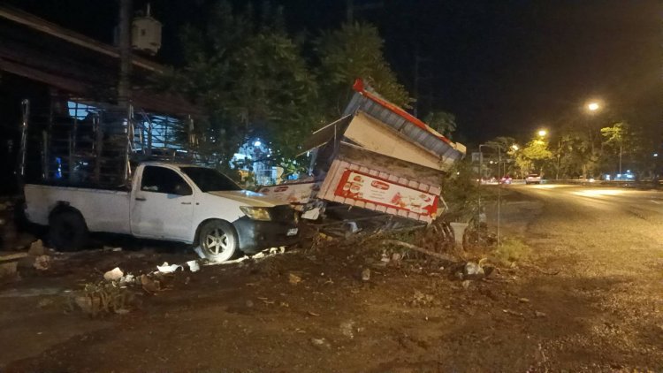 ฝนตกถนนลื่นกระบะเสียหลักพุ่งชนร้านค้าริมทางเสียหายยับโชคดีไร้เจ็บตาย