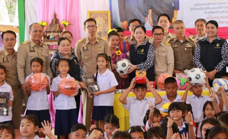 พ่อเมืองอำนาจฯนำทีมเหล่ากาชาด-แม่บ้านมหาดไทย มอบทุนการศึกษา–อุปกรณกีฬา เลี้ยงอาหารกลางวันนักเรียนโรงเรียนบ้านสงยางนาตากล้า
