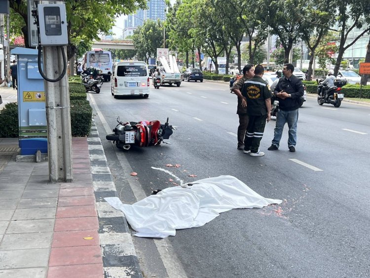 สลด! เมล์สาย 185 หักหลบรถจอดขวาง พุ่งชนไรเดอร์ดับคาที่ตีนสะพานข้ามคลองบางซื่อ