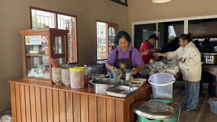 “อร่อยบอกต่อ” ข้าวหมูแดงหมูกรอบ "ร้านตั้มพานิช" ลูกค้าแน่นร้านทุกวัน