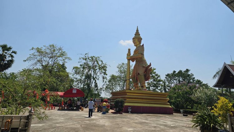 ก่อนวันหวยออก นทท.-คอหวย เฮโลไปเที่ยว-ขอพร-โชคลาภปู่ท้าวเวชสุวรรณวัดแจ้งเมืองเก่า