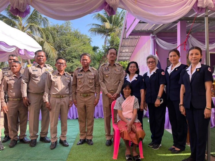 ผู้ว่าฯ ศรีสะเกษ นำเหล่ากาชาดมอบบ้านผู้ยากไร้ 2 หลัง เฉลิมพระเกียรติ 70 พรรษา สมเด็จพระเทพฯ ยกระดับคุณภาพชีวิตประชาชน