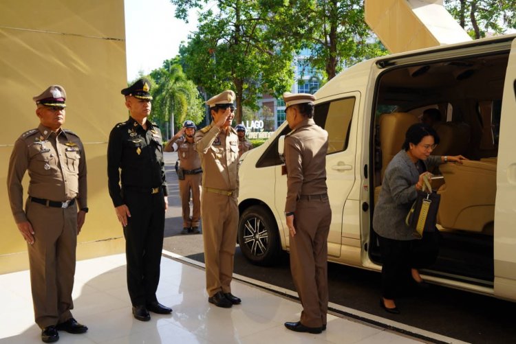 องคมนตรีลงพื้นที่ตรวจเยี่ยมการดำเนินงานตามยุทธศาสตร์มหาวิทยาลัยราชภัฏเพื่อการพัฒนาท้องถิ่น