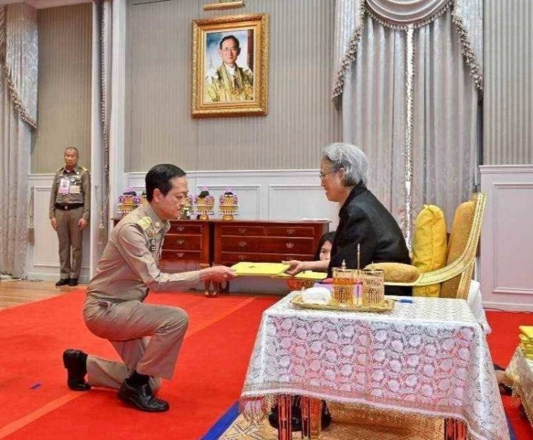 ศรีสะเกษปลื้มปีติ! ผู้ว่าฯ – นายกเหล่ากาชาด เข้าเฝ้าฯ รับพระราชทานเกียรติบัตร เสริมพลังงานกาชาดทั่วประเทศ