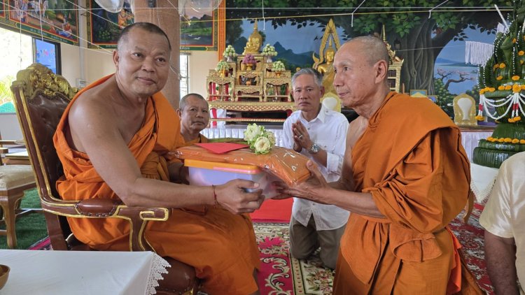 พิธีมอบตราตั้งเจ้าอาวาสวัดสว่างโพธิ์ชัย พร้อมพุทธาภิเษกเหรียญหลวงปู่สรวง รุ่นแรก ประชาชนร่วมงานคับคั่ง
