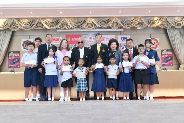 ส.ช่างภาพข่าวสื่อมวลชนมอบทุนการศึกษาพร้อมเลือก "นายกฯสุรชัย" นั่งเก้าอี้ต่อ