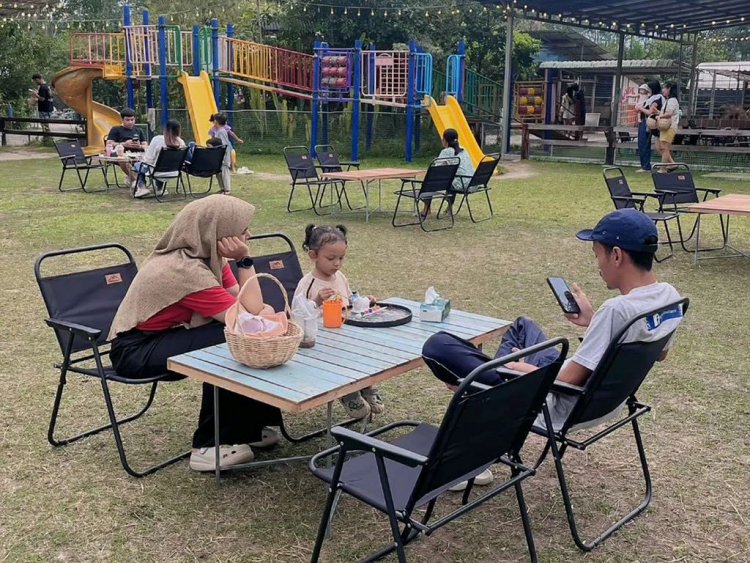 หนุ่มใหญ่เมืองตรังปิ๊งไอเดีย!โล๊ะสวนยางเก่าเนรมิตรคาเฟ่สวนสัตว์ สนุกได้ทุกเพศวัย ชิลได้ทั้งวัน