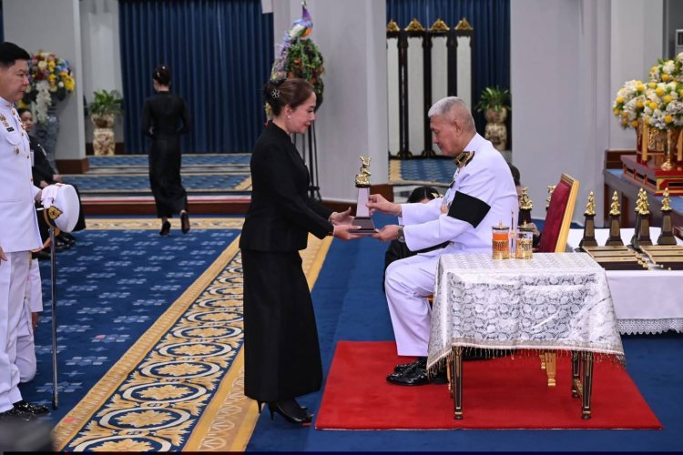 แสดงความยินดีกับ นางสาวบุษยาธร เขียวภักดี  ประธานกรรมการ บริษัท บุษยาธรพืชผลฯ เนื่องในโอกาสเข้าเฝ้าฯ รับพระราชทานรางวัลเทพทองครั้งที่ ๒๔